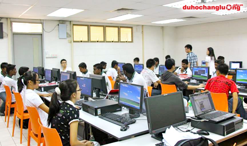 Phòng thực hành tin học vói trang thiết bị đầy đủ Phòng thực hành tin học vói trang thiết bị đầy đủ
