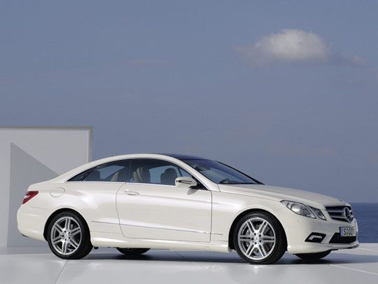 Mercedes-Benz E350 Coupe side view Mercedes-Benz E350 Coupe side view