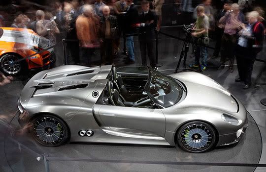 Porsche 918 Spyder hybrid side view Porsche 918 Spyder hybrid side view