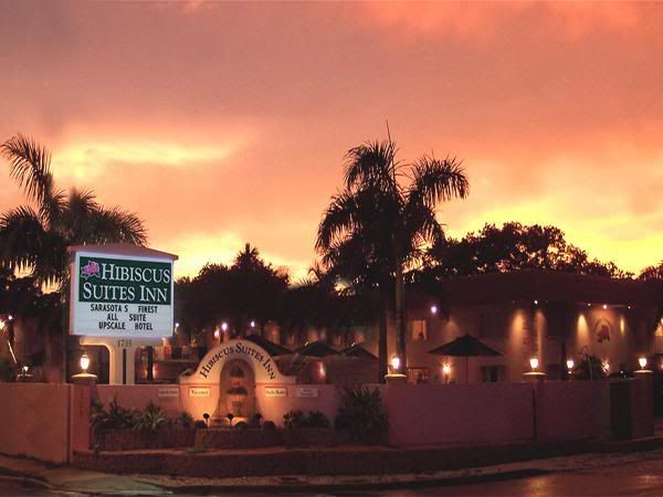 Hibiscus Suites Inn Entrance